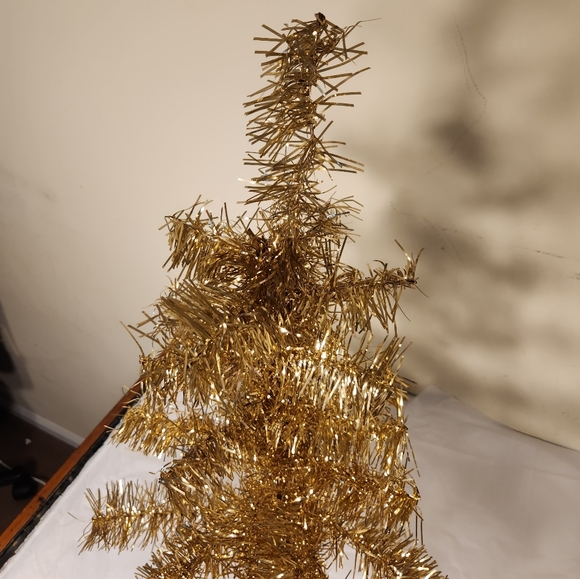 Vintage 24" Gold Aluminum Table Top Tinsel Christmas Tree With Wooden Base - Picture 3 of 11